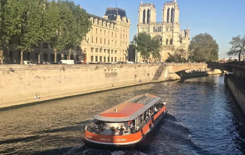 Daily river cruise in Paris